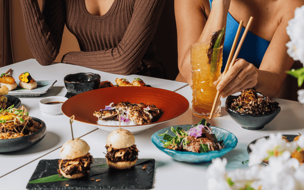 Comida Katsuya compartilhada entre duas meninas