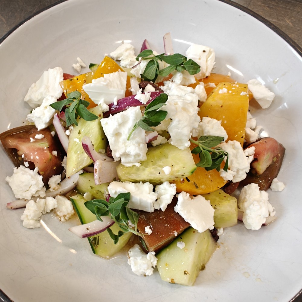 Fresh Salada grega, molho de orégano, queijo feta