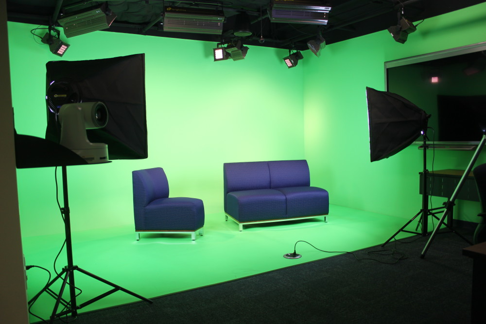 社内のグリーン スクリーン スタジオでは、プレゼンテーションの録画やライブの仮想イベントのオプションを提供します。