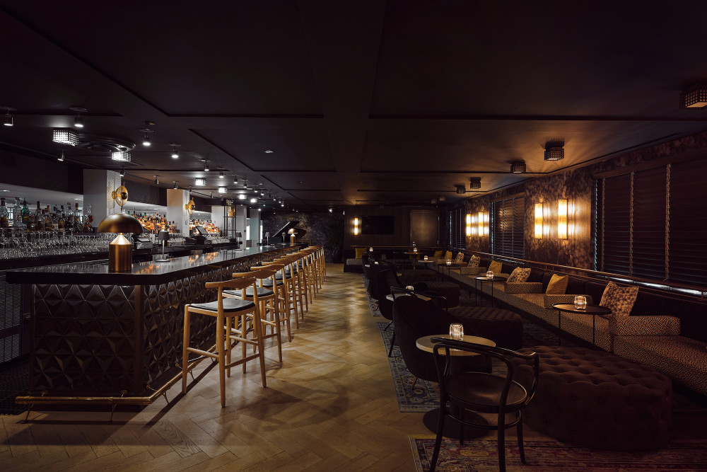 À Hotel Greystone, l'aventure commence au crépuscule avec des cocktails exclusifs au Greystone Bar avec des plats du jour et des bouchées de bar.