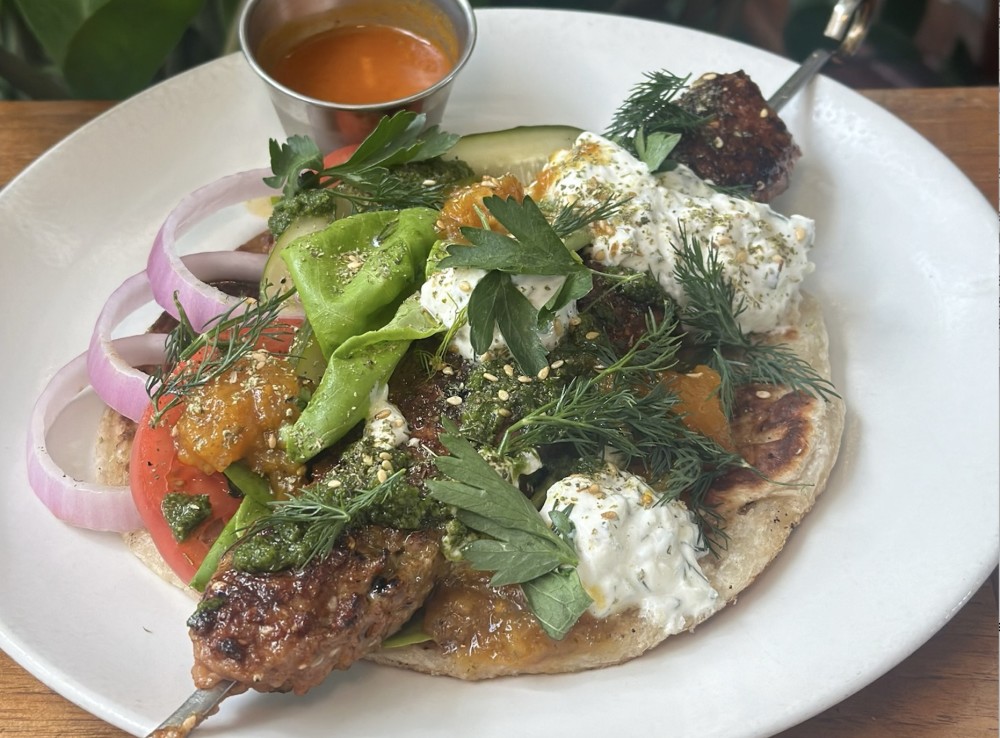 kefta de pollo a la parrilla: yogur, eneldo, roti, chutney de menta, cilantro