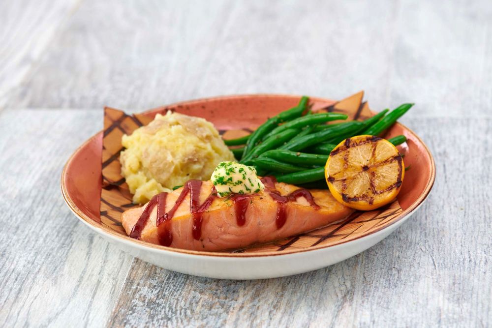 烤挪威三文鱼，放在雪松板上，配以甜辣芥末酱，搭配育空黄金土豆泥和 Fresh 蔬菜。