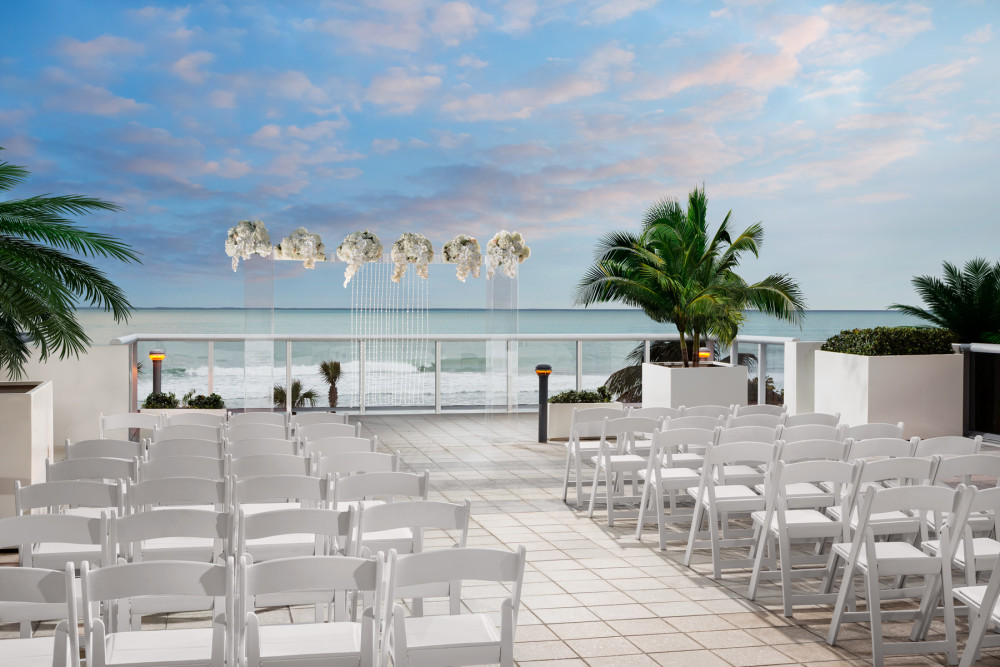 Casamento no terraço com vista para o mar