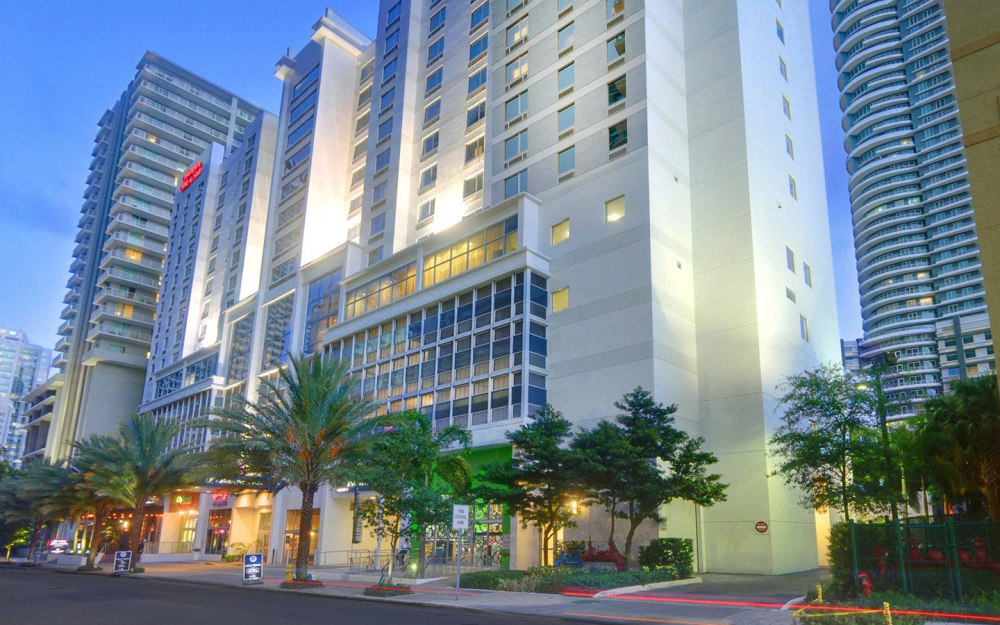 Hampton Inn & Suites by Hilton Miami Brickell Downtown предлагает следующее: закрытый бассейн и фитнес-центр.