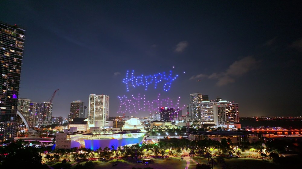 Feliz Aniversário Drone Light Show por Pixel Swarm Drones