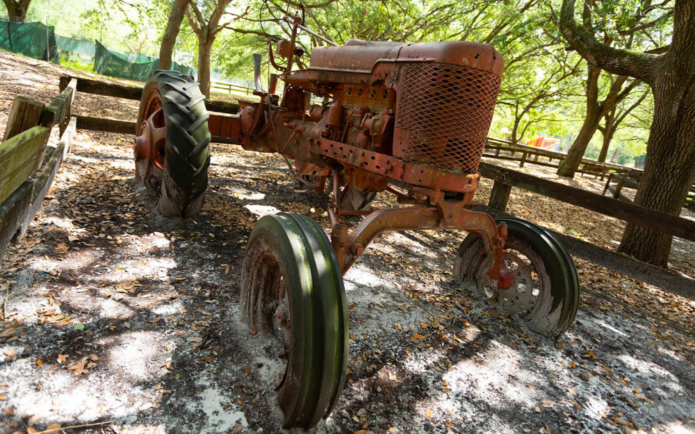 Viejo tractor encontrado en Amelia Earhart Park