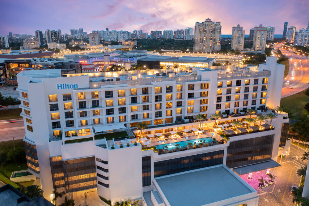 The Hilton Aventura Miami, é o mais novo serviço completo Hotel localizado no coração de Aventura .