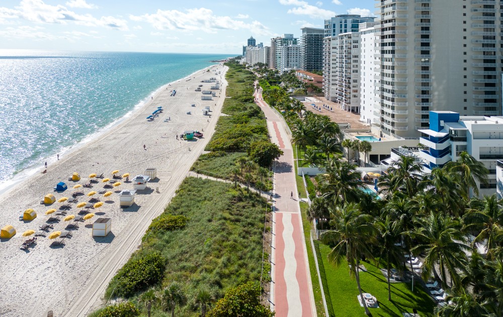 O Hilton Cabana é uma propriedade à beira-mar localizada em Mid- Beach Miami