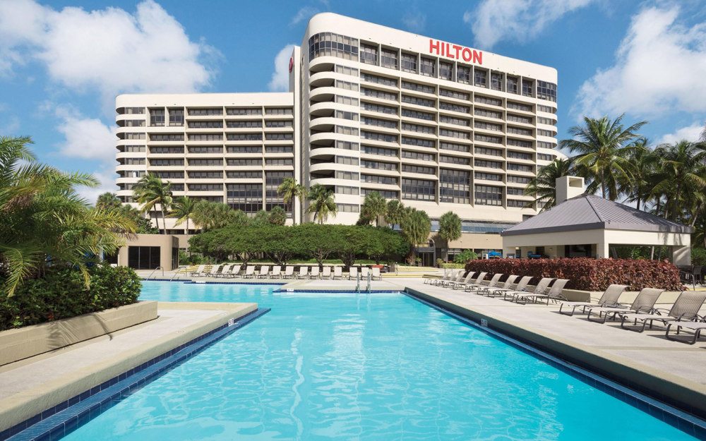 Junto a la piscina en el Hilton Miami Airport Blue Lagoon
