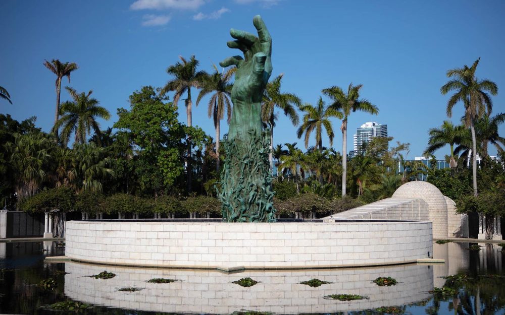 Der Holocaust Memorial Miami Beach bietet eine eindrucksvolle Hommage an die 6 Millionen jüdische Opfer des Nazi-Terrors im Zweiten Weltkrieg. Die Gedenkstätte wurde eröffnet 19. Februar90 und hat internationale Anerkennung erlangt. Besucher aus aller Welt machen dies zu einem wichtigen Teil ihres Besuchs Miami Beach Erfahrung.