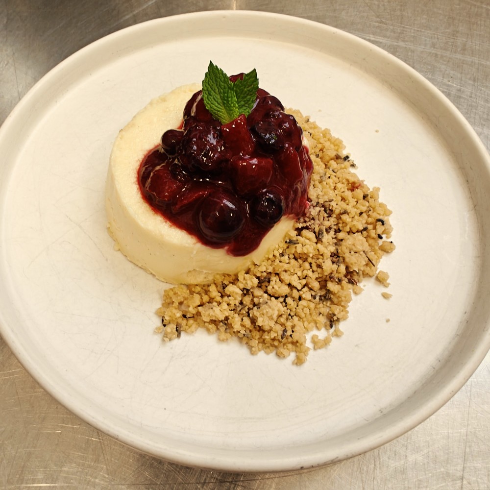 Tarta de queso mascarpone, coulis de frutos rojos y crumble de galletas Graham