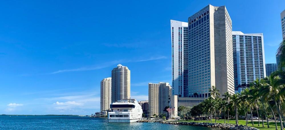 Das Hotel liegt in der Innenstadt von Miami, an der Kreuzung von Miamis Geschäfts- und Kunst- und Unterhaltungsvierteln. Ein Leuchtturm für Geschäfts-/Urlaubsreisen und große Kongresse. 34 Geschichten über die Stadt mit atemberaubendem Blick auf die Skyline von Biscayne und Miami. Hotel Merkmale 653 Luxuszimmer und Suiten; 35 Tagungsräume mit über 135.000 Quadratmeter Ausstellungsfläche, darunter ein spektakulärer Grand Ballroom und SkyLawn, der einzige in der Innenstadt von Miami 35.000 Quadratfuß Grünfläche auf dem Dach. Renovierung von Gästezimmern, Suiten, Club-Lounge und Pooldeck im Wert von 38 Millionen US-Dollar, abgeschlossen von 20. August23 ​​. Neu Hotel Aktivitäten wie Noche de Arte, Salsa Night, Full Moon Yoga und andere & Speakeasy !​​ Mehrere Restaurants und Bars, darunter das renommierte ToroToro by Chef Sandoval​ ​​MySpa Spa mit umfassendem Service und Salon + 24 / 7 Fitnesscenter