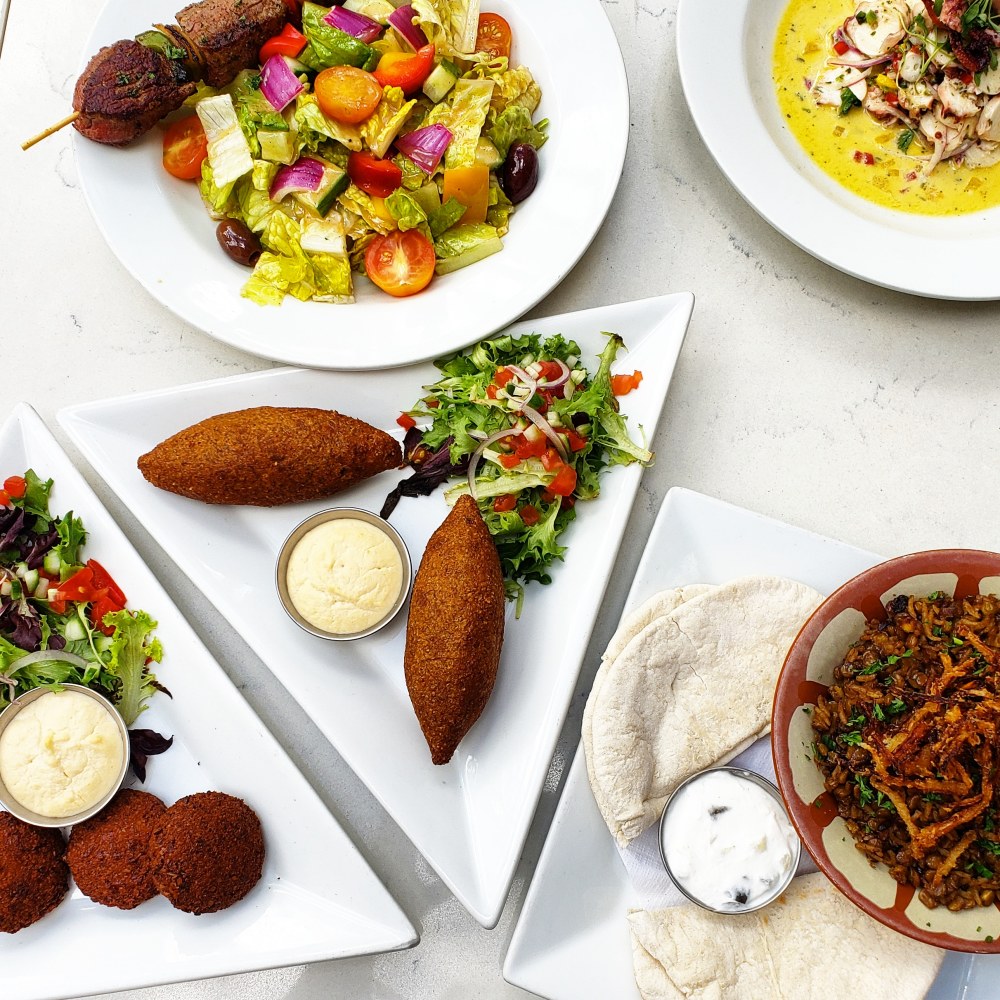 フムス、キビー、ファラフェル、ムジャダラなどの自家製レバノンの伝統料理は、味蕾を通じて郷愁を呼び起こし、愛される文化に新世代を歓迎します。