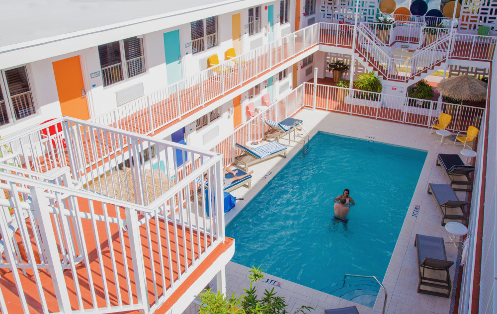 Perfecto para jugar en el agua en familia o una rutina de ejercicios matutinos, la piscina en Waterside Hotel Es un oasis tropical rodeado de plantas exuberantes y sillas de colores brillantes. Le resultará refrescante descansar junto a la piscina en un día caluroso.