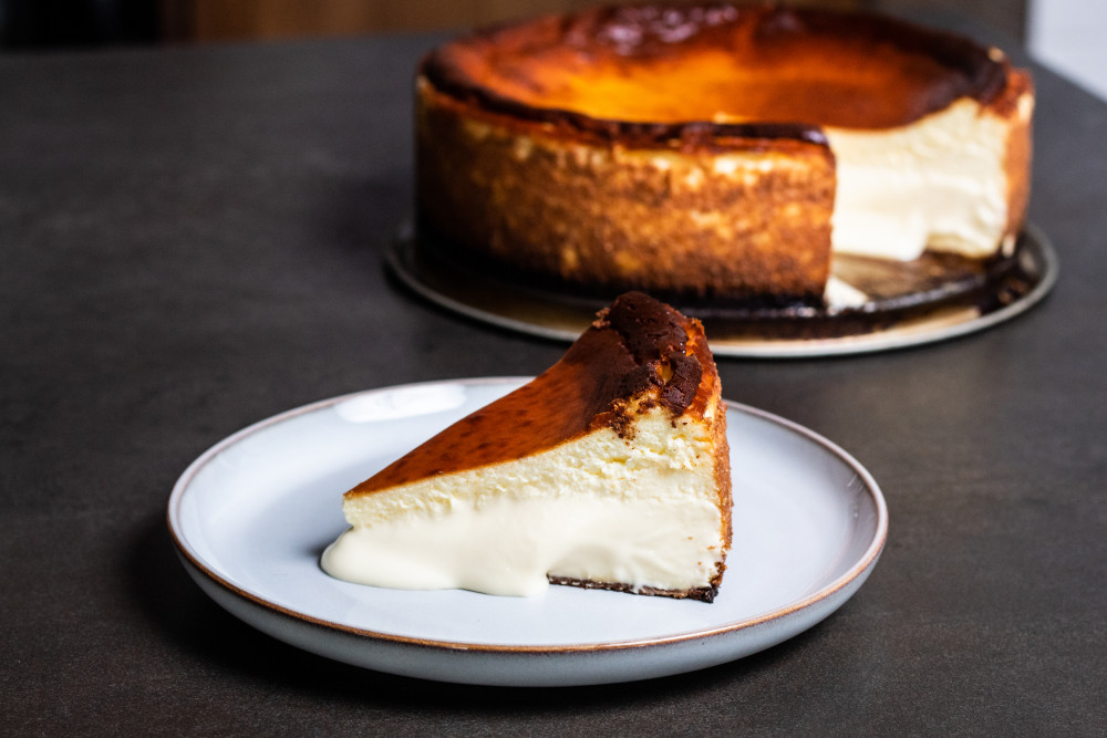 Notre fameux cheesecake basque crémeux
