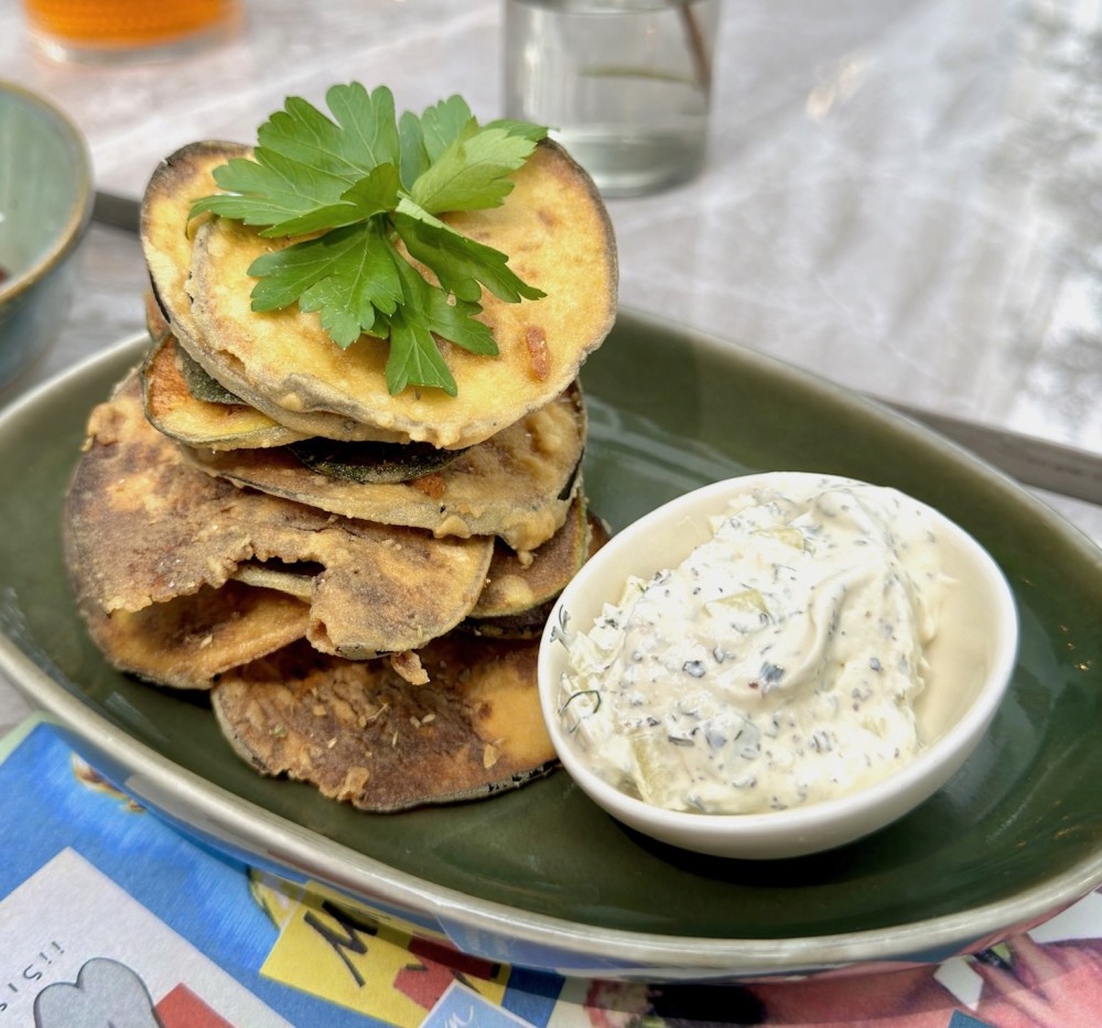 Chips de berenjena y calabacín con especias de Miami servidos con tzatziki casero tradicional