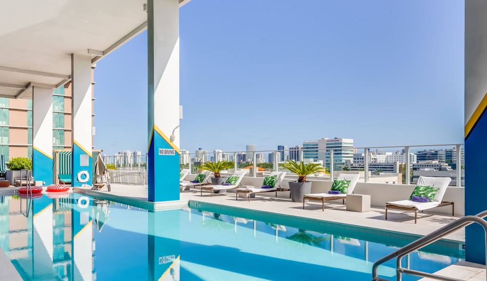見晴らしの良い屋上プールでワンランク上の体験をお楽しみくださいAventuraのスカイライン。