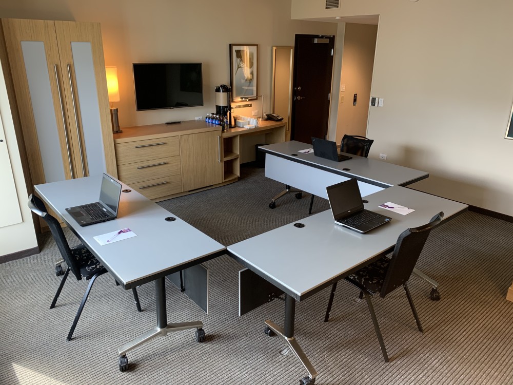 Hyatt Place Miami Airport East の Workspace On Demand の静かな部屋を予約して、通常の在宅勤務の状況から抜け出しましょう。リモートワークをしながら、The Market の朝のコーヒーとランチを楽しみましょう。こっそり運動して、プールでひと泳ぎしましょう。追加料金$でワークスペースを一晩延長 50