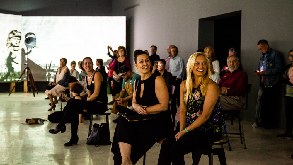 Los clientes reaccionan a la exhibición "More Sweetly Play the Dance" de William Kentridge durante su debut en Miami en mayo 19 en MOAD.