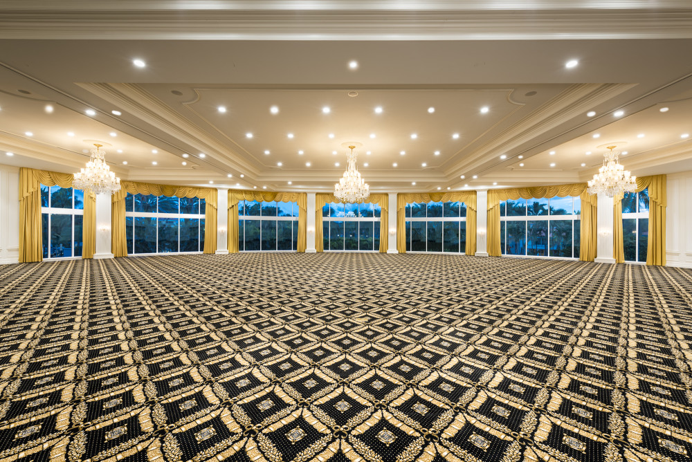 Ivanka Trump Ballroom es un hermoso lugar con capacidad para 900 invitados con ventanas del piso al techo, exuberantes vistas tropicales y un muelle de carga con un elevador dedicado.