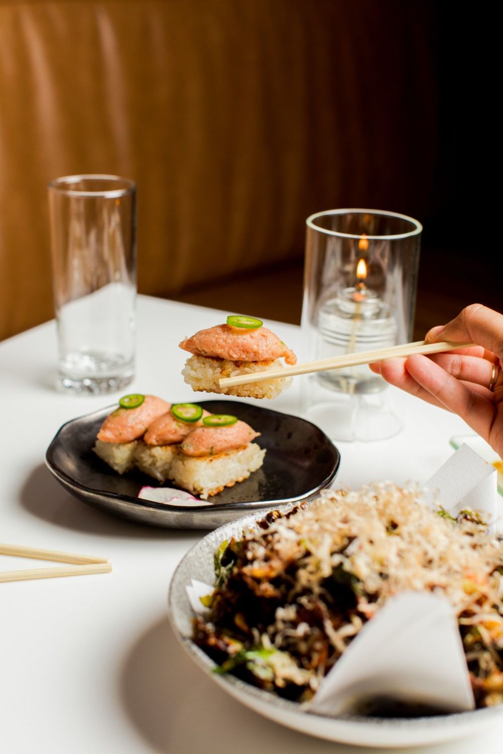 Con cocktail speciali, involtini unici e spettacolari vassoi di sushi e sashimi, lo chef Uechi traduce abilmente i sapori giapponesi per il palato americano.
