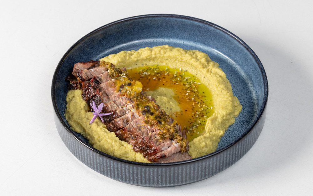 Carne en Vara y Hummus