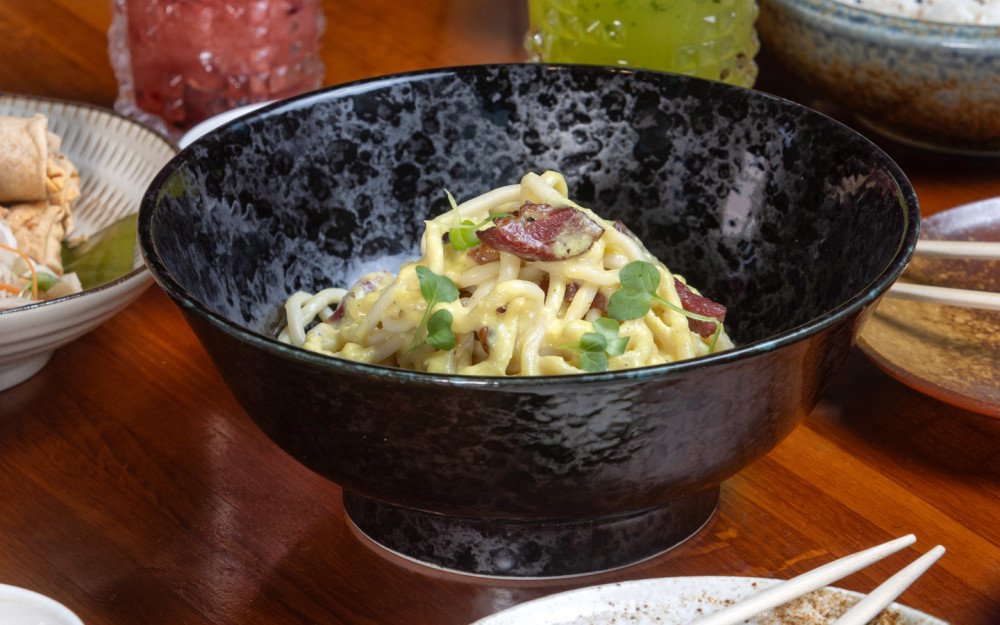 Wagyu con tocino crujiente, salsa carbonara cremosa de queso miso y cebollino