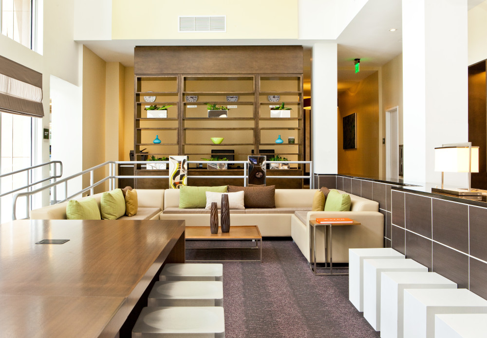 Il nostro elemento Hotel ha una lobby aperta con luce naturale e centro business, che è stata progettata per darti tutto il necessario per rimanere energico, attivo e intero. Puoi goderti il nostro ricevimento serale con birre locali gratuite, vino e formaggio.