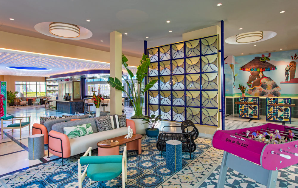 Gli ospiti possono scegliere il proprio South Beach avventura in Moxy South Beach i molteplici spazi indoor-outdoor.