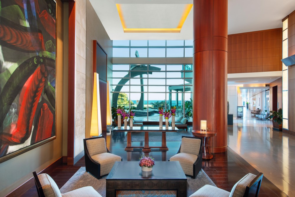 O lobby impressionante possui uma extensa coleção de arte e vista para o oceano.