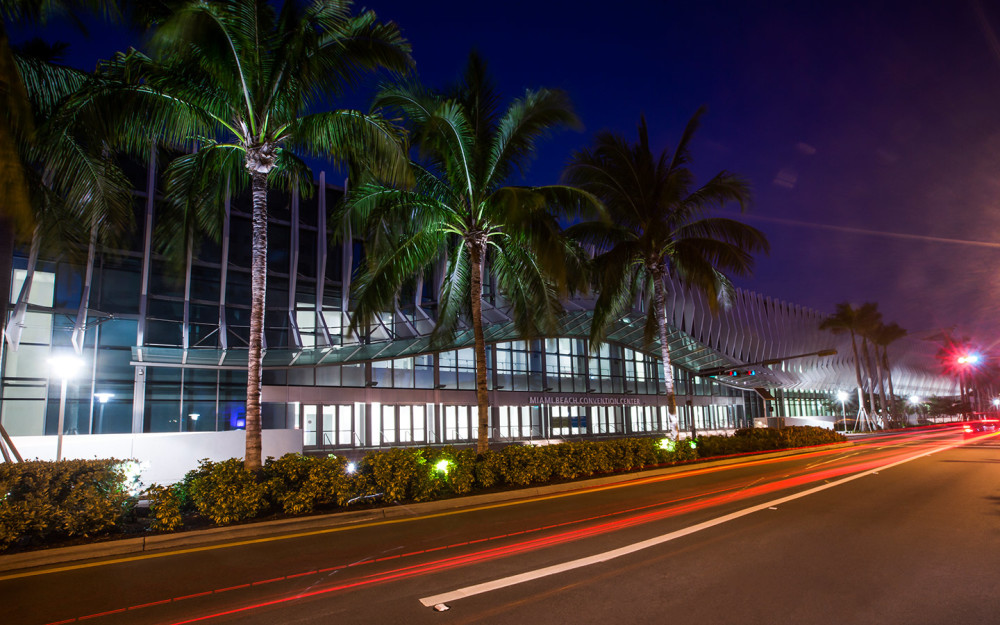 Miami Beach Convention Center ночью, вечером