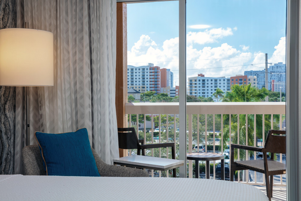 Migliora il tuo soggiorno con una camera con vista sulla città e balcone privato.