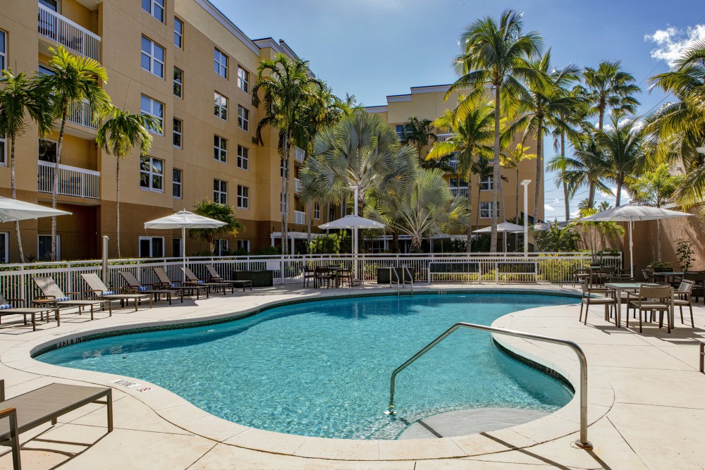 Освежитесь от жары Флориды в нашем открытом бассейне, совершите плавание или окунитесь и насладитесь прекрасной погодой.