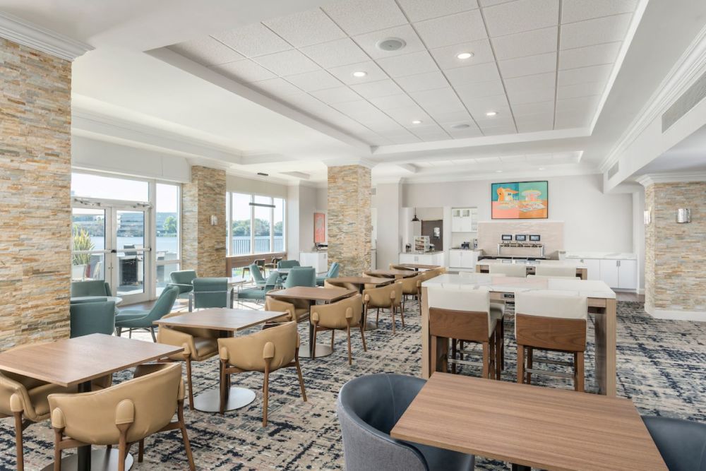 Lobby con vista a Blue Lagoon y que ofrece nuestro desayuno buffet y bar de autoservicio.
