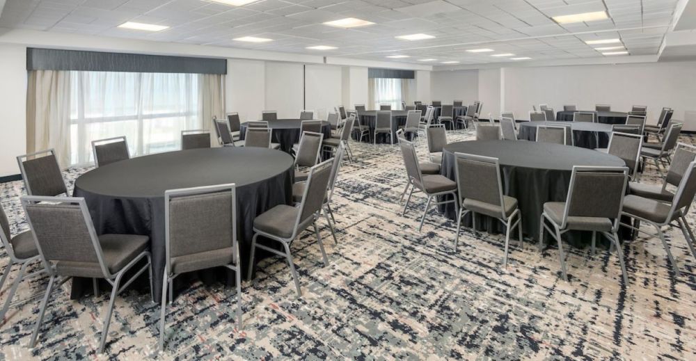 Dolphin Room cuenta con un total de 1550 pies cuadrados que se pueden dividir en 2 secciones. Estilo banquete Capacidad máxima 70 personas AV y catering disponibles.
