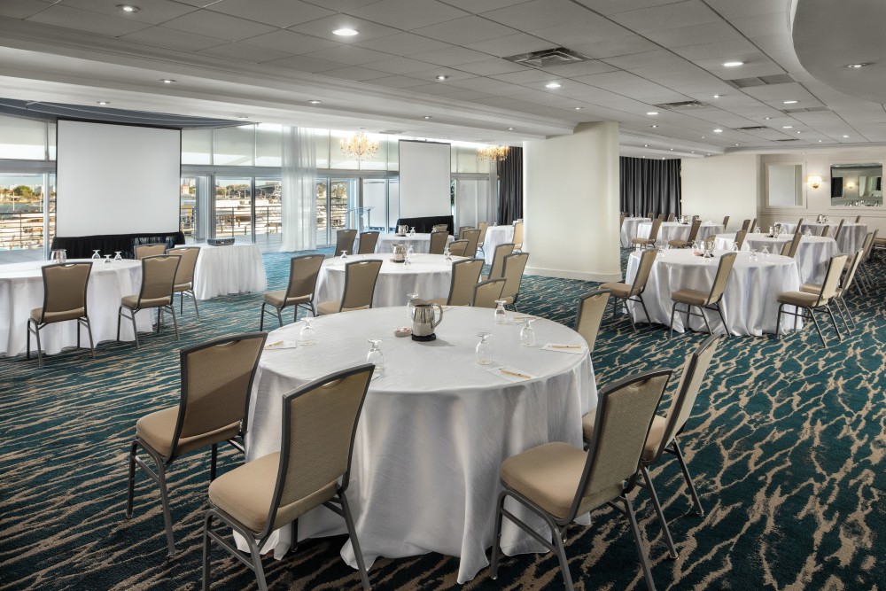 Realize sua próxima reunião no nosso Grand Ballroom, 3.456 pés quadrados e um terraço privado com vista para a Baía de Biscayne.