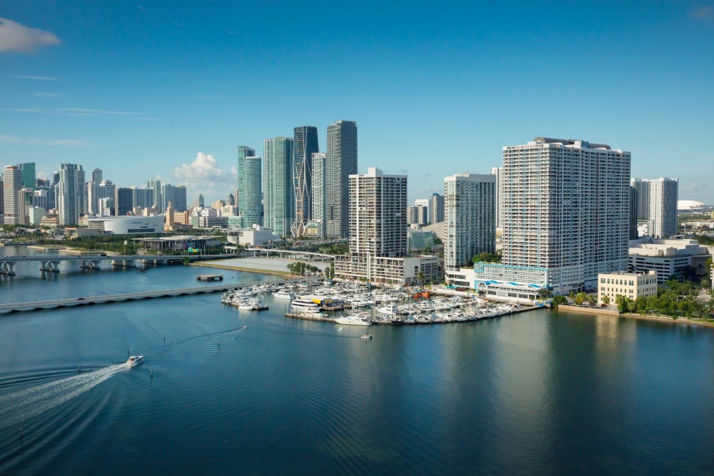 Nosso hotel condomínio à beira-mar está perfeitamente localizado próximo à Marina de Sea Isle. Desfrute de cruzeiros charter cênicos e proximidade ao centro de Miami e South Beach .