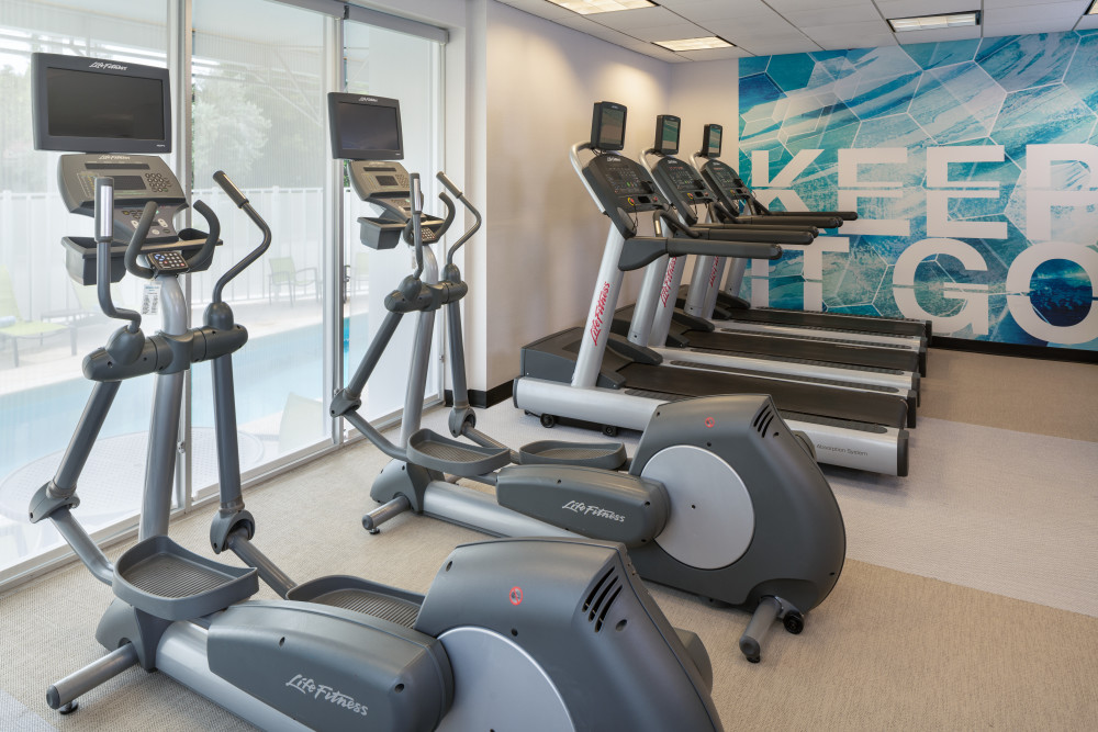 在设备完善的健身中心里，您可以在迈阿密逗留期间保持健身常规，在那里您可以找到有氧运动器械和举重器械。
