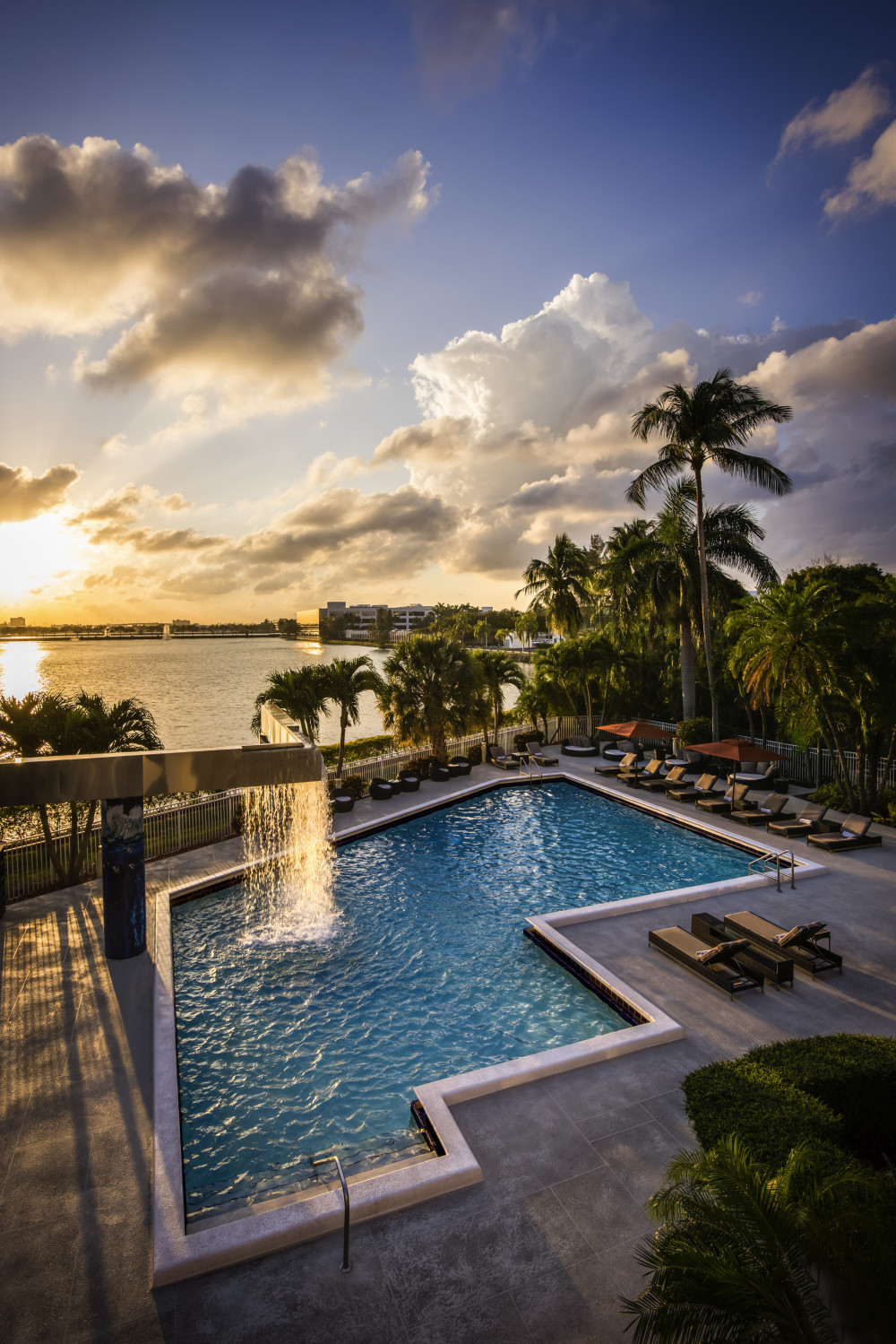 La nostra scintillante piscina offre viste mozzafiato sulla Blue Lagoon Miami e sullo skyline della città
