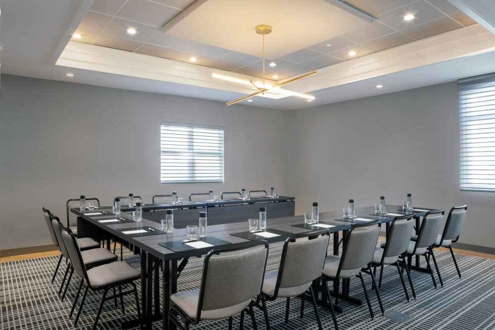 如果您正在为下一次会议或培训寻找明亮、优雅的空间，那么我们的 Sabal 会议室就是您的最佳选择。它最多可容纳15人们在舒适的 U 形布局中或最多30人们在宽敞的剧院环境中。Sabal 会议室非常适合举办需要自然光和精致的董事会会议或培训课程。