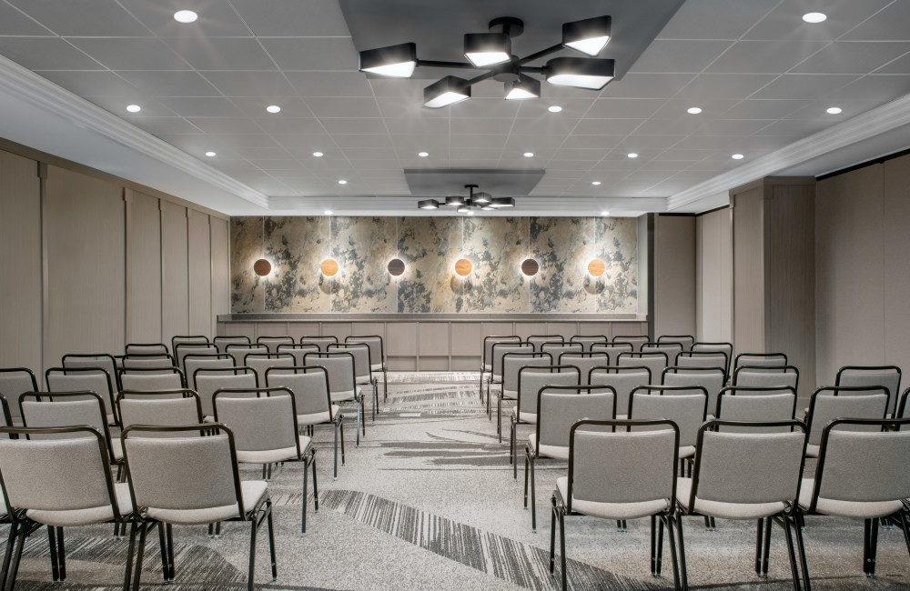 ¡Te encantará el salón Royal Palm II para tu reunión! Tiene 690 pies cuadrados de espacio y todo lo que necesitas para que sea un éxito. ¡Disfruta de nuestro equipo audiovisual, servicios de catering y wifi gratis!