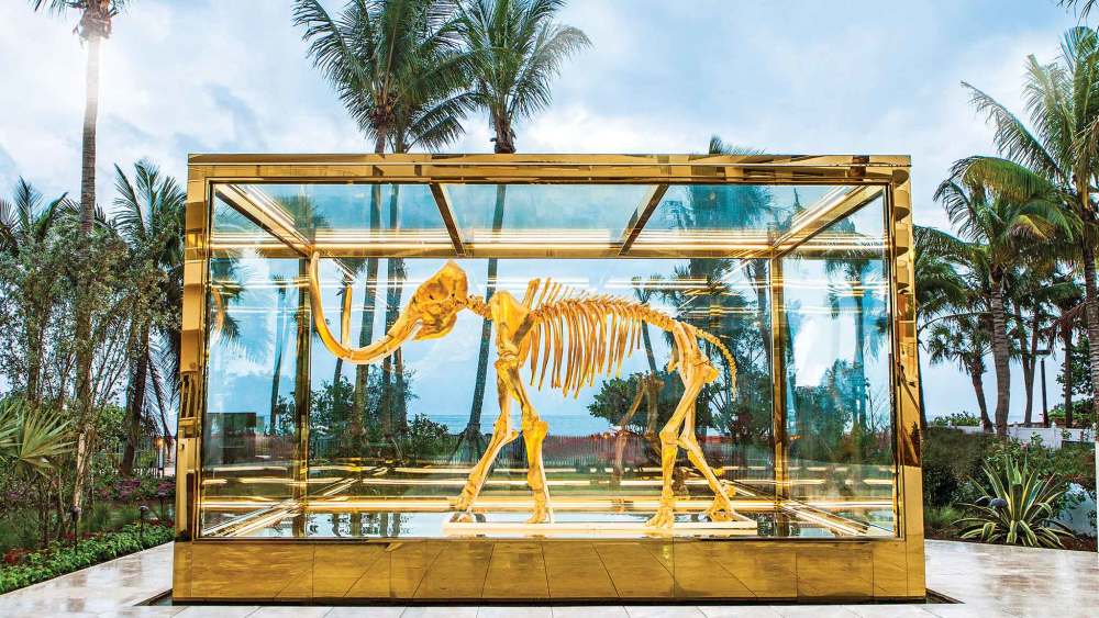 Faena Hotel Miami Beach abriga o icônico mamute dourado de Damien Hirst, 'Gone but Not Forgotten'.