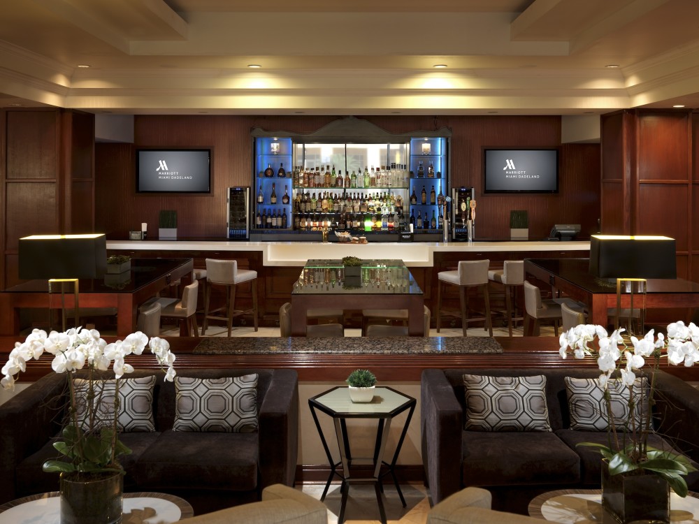 Bar e restaurante casual e animado localizado no nível do lobby.