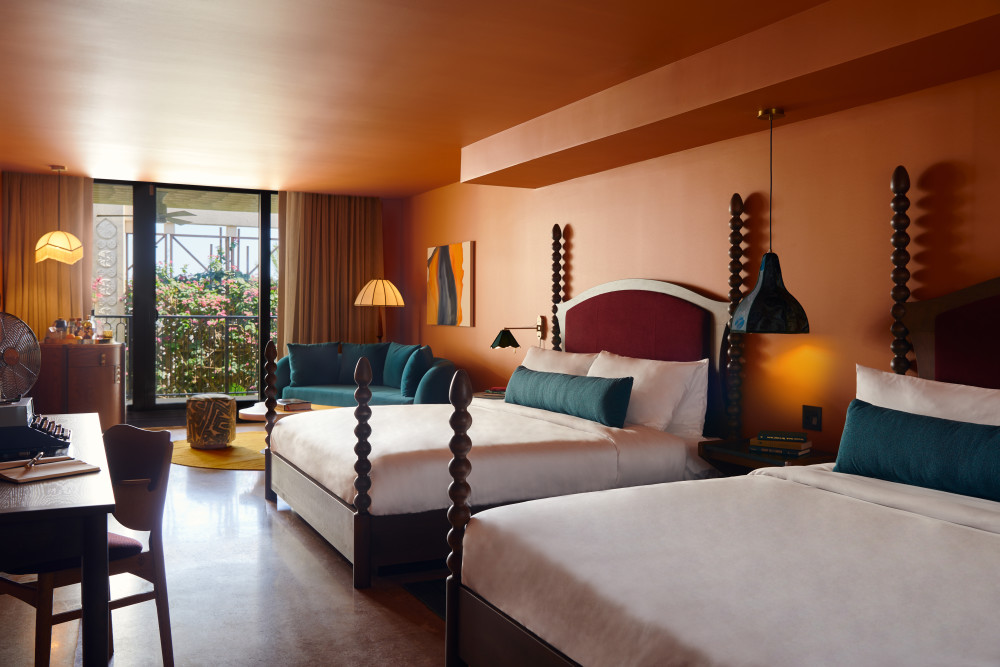 Évadez-vous dans votre propre sanctuaire personnel. Avec des textures inattendues et des couleurs riches, notre chambre Deluxe avec deux très grands lits comprend des touches de luxe et un mobilier artisanal.
