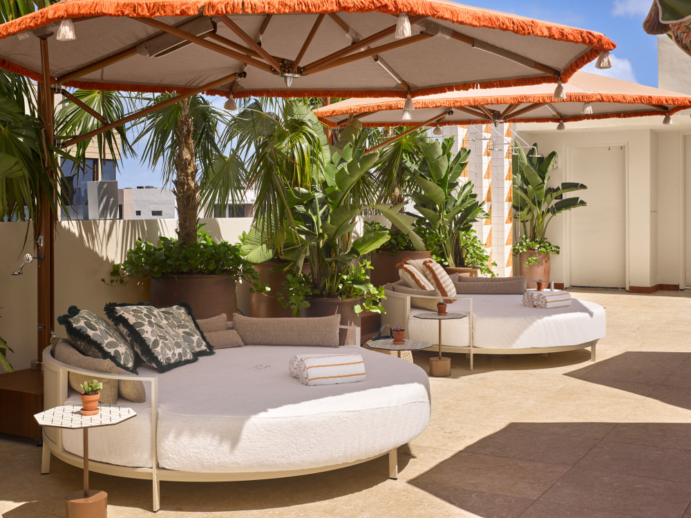 Une icône de Miami, la toute nouvelle Mayfair House Hotel & Garden est niché dans l'enclave colorée de la baie de Biscayne Coconut Grove , une merveille architecturale incontournable qui attire les Floridiens depuis des décennies. Redécouvrez la retraite la plus luxuriante du sud de la Floride, avec des chambres et suites spacieuses aux tons de joyaux avec terrasses privées, des options culinaires internationales spectaculaires et une piscine et un bar ensoleillés sur le toit surplombant le quartier le plus piétonnier de Miami.