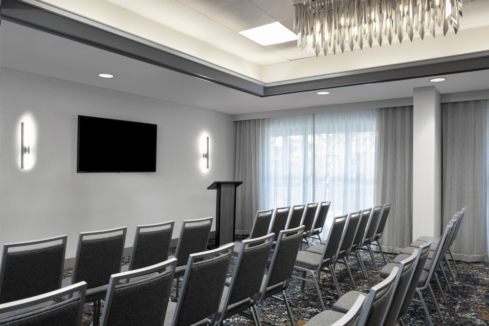 布置精美的会议室，每间面积 648 平方英尺，拥有自然采光、落地窗和视听设备。