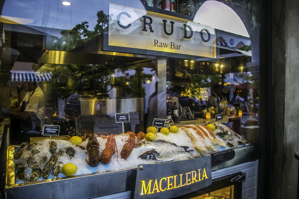 Tanto a Macelleria como o Crudo Bar são algumas das estações em Mercato della Pescheria