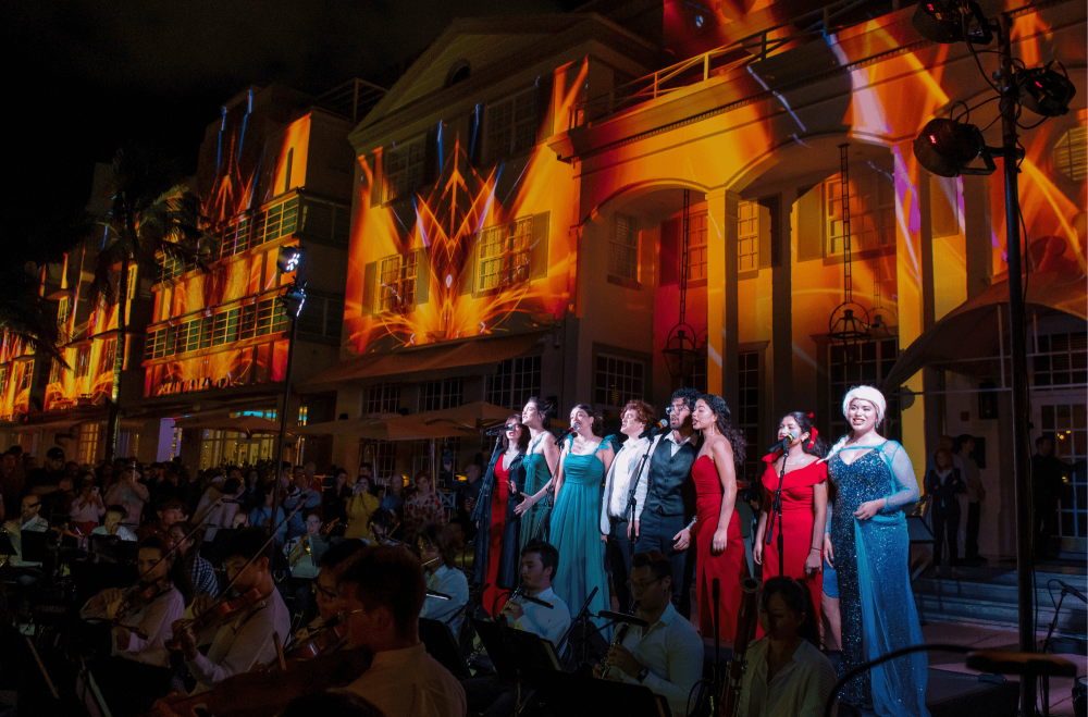 Feiern Sie die Feiertage mit Live-Musikdarbietungen, festlichen Figuren und Projektionsmapping-Displays.