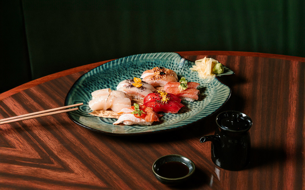 Nigiri-Platte mit verschiedenen Nigiri vom Küchenchef