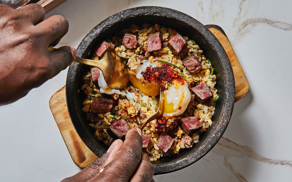 Wagyu Fried Rice ak dyondyon chiitake, sosis Chinwa, ak ze fri